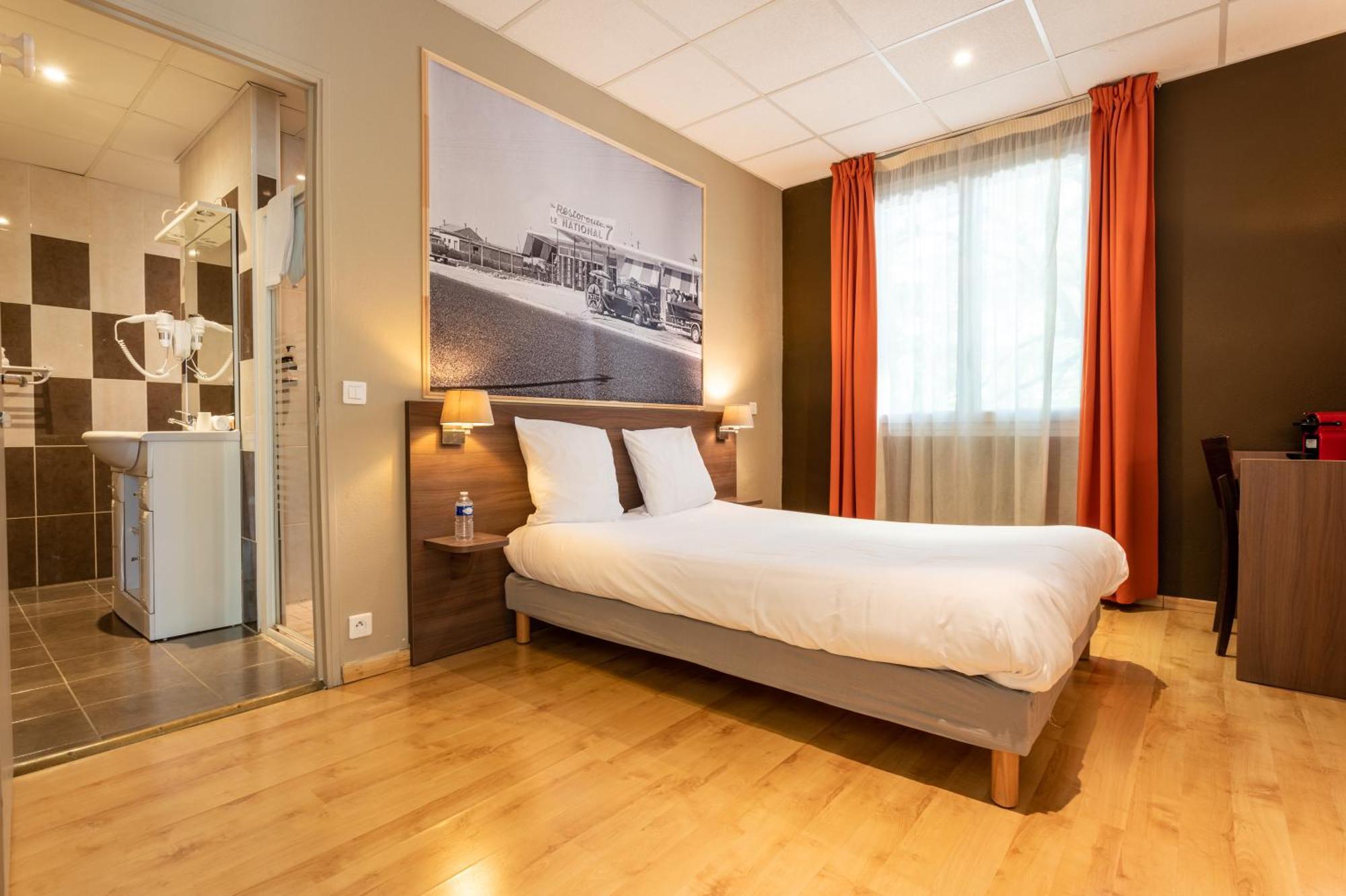 Logis Hotels Et Restaurant La Pause Rn7 La Coucourde Exterior foto