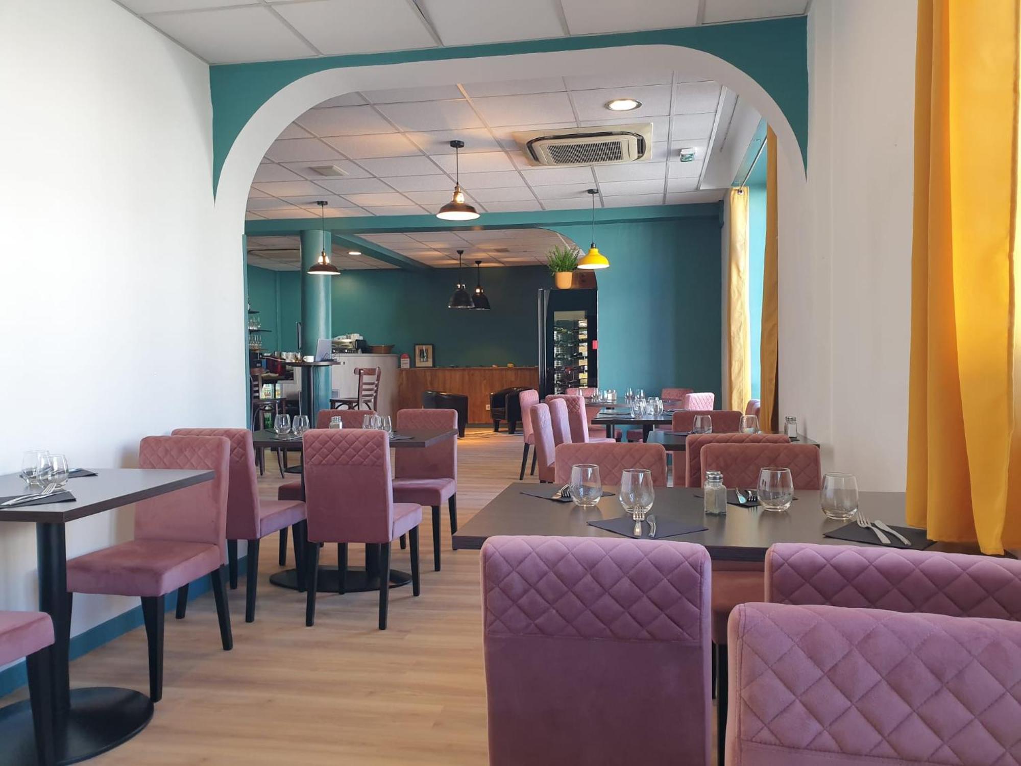 Logis Hotels Et Restaurant La Pause Rn7 La Coucourde Exterior foto