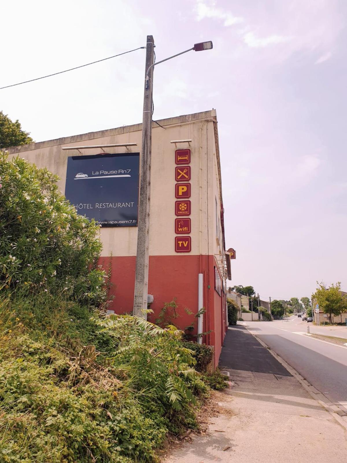 Logis Hotels Et Restaurant La Pause Rn7 La Coucourde Exterior foto