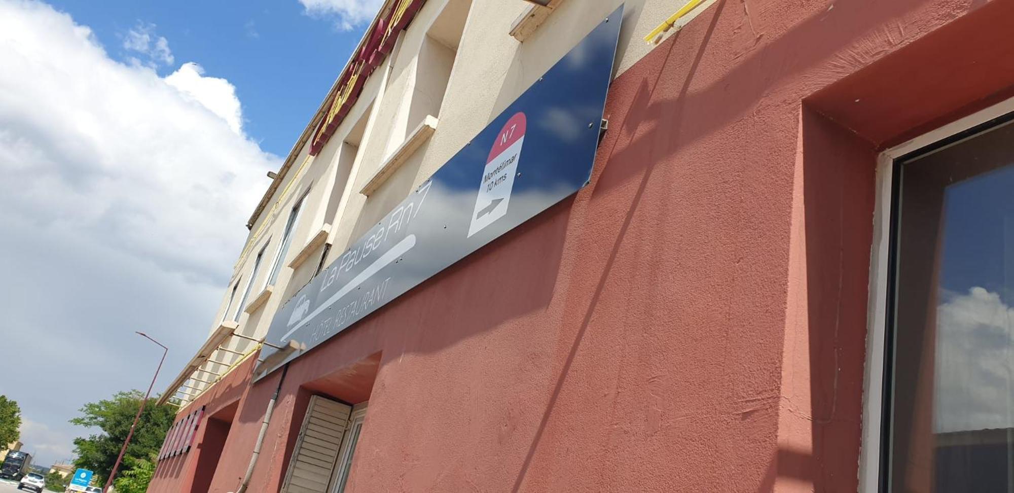 Logis Hotels Et Restaurant La Pause Rn7 La Coucourde Exterior foto